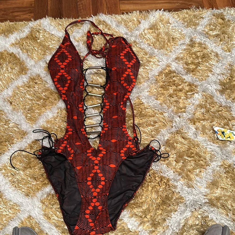 Medium One Piece - Picture 2 of 5